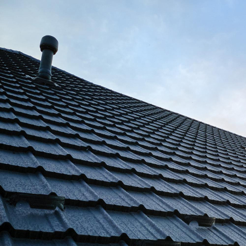 Couvreur au travail sur une toiture à Orthez